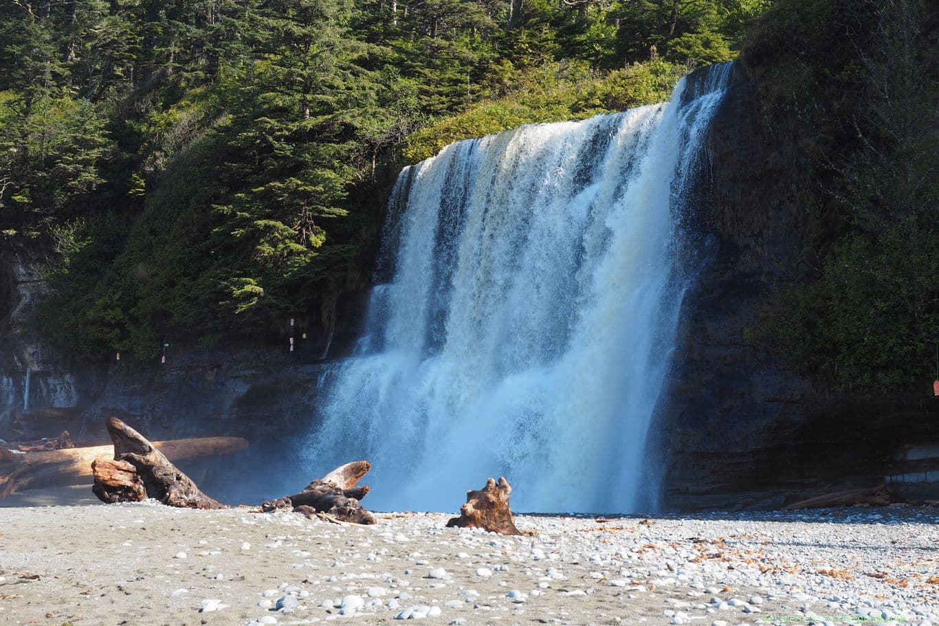 Cascade Tsusiat sur la plage