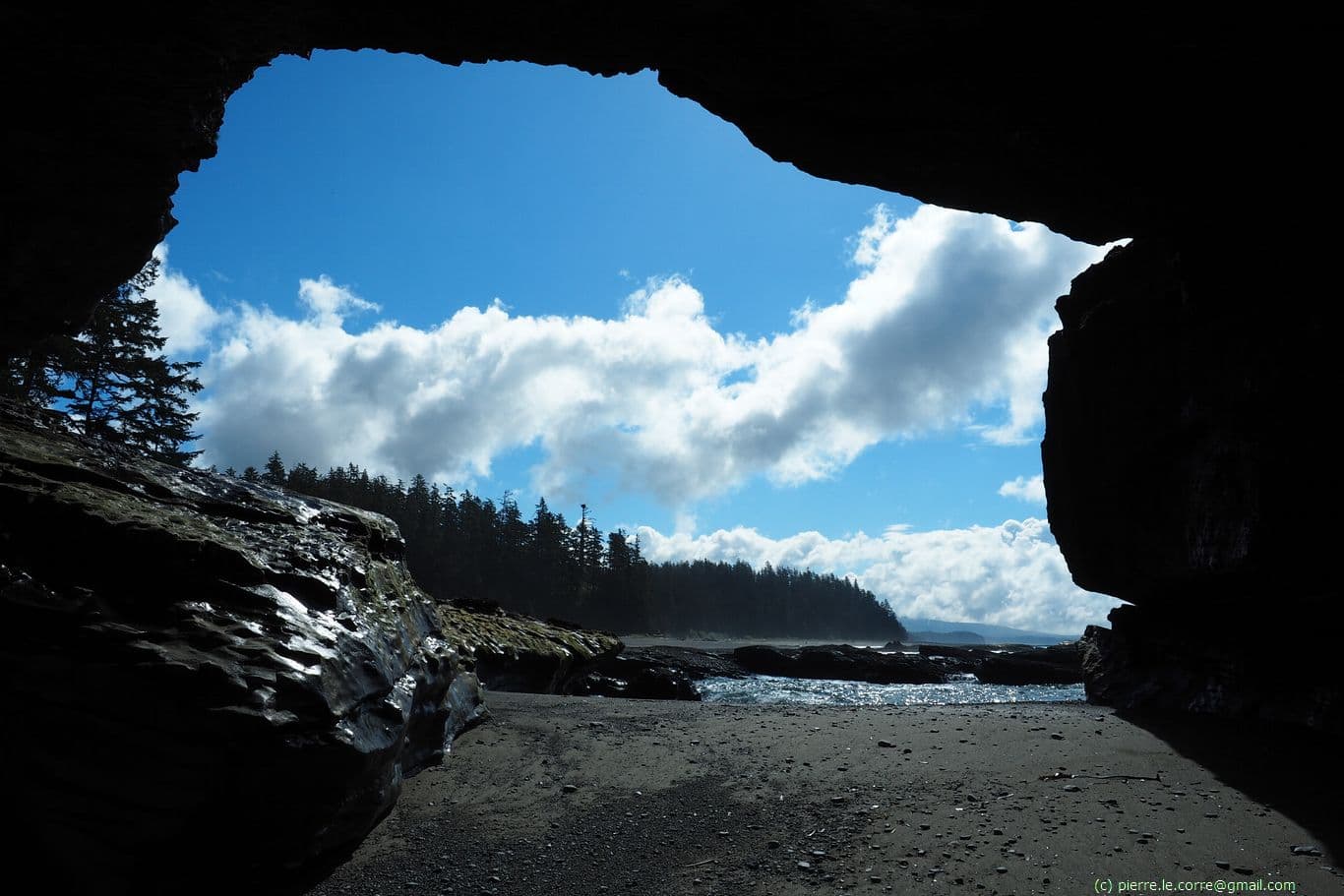Passage sous un arche sur la plage