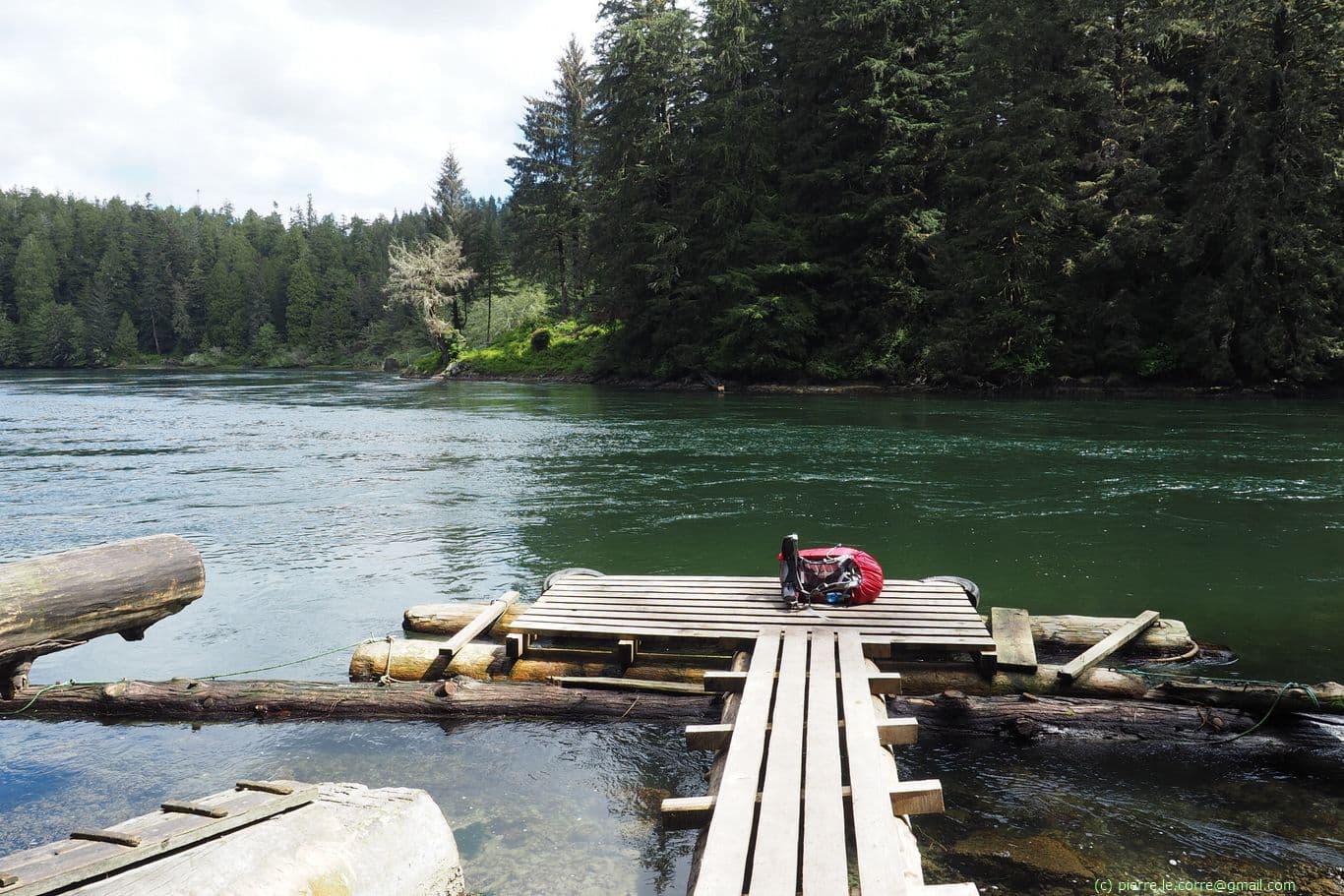 Ponton pour attendre le traversier nécessaire à la traversée de Nitinaht Narrows