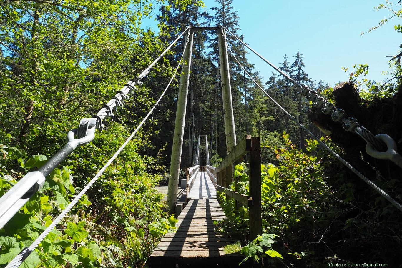 Pont suspendu pour traversée une rivière