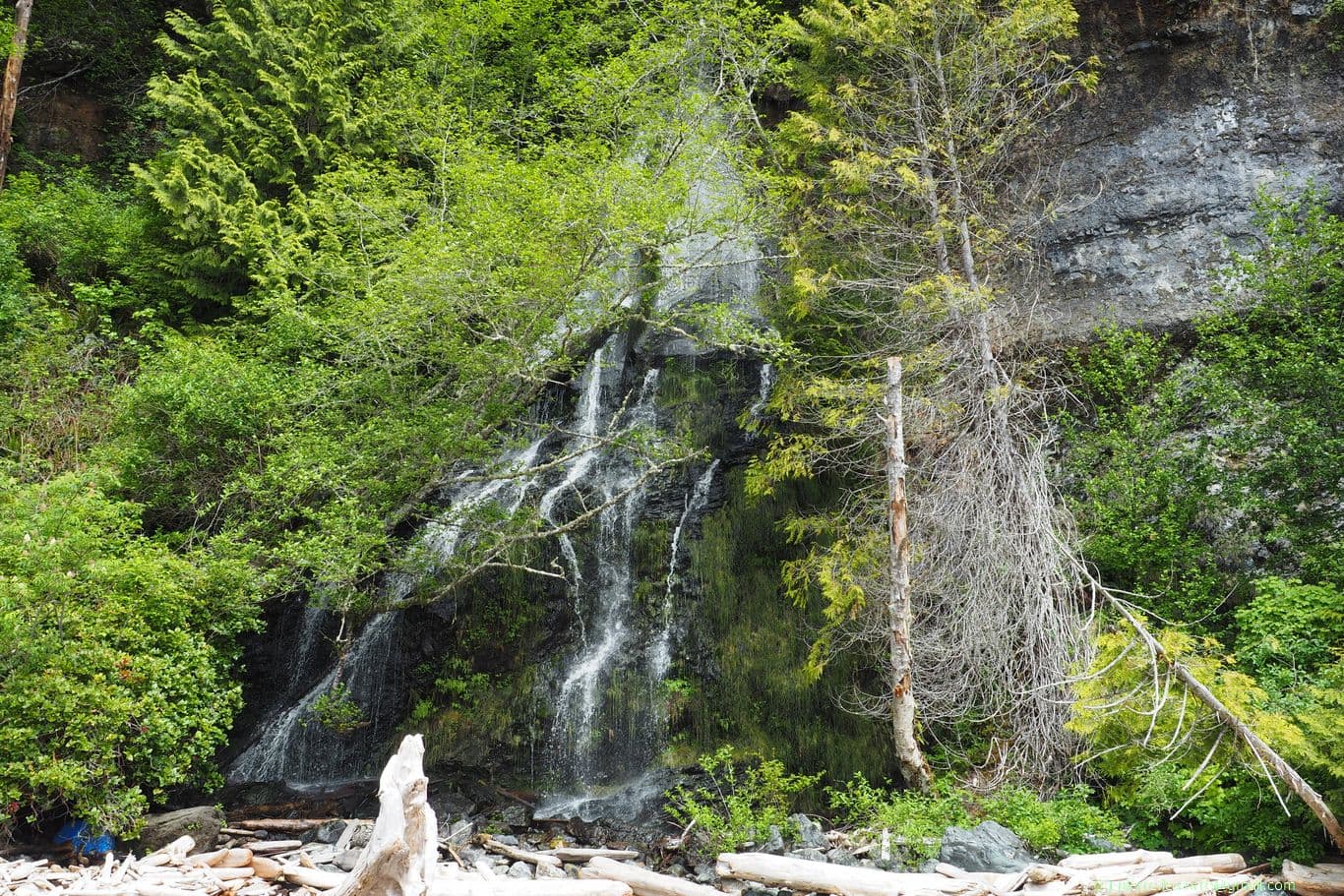 Cascade sur la plage