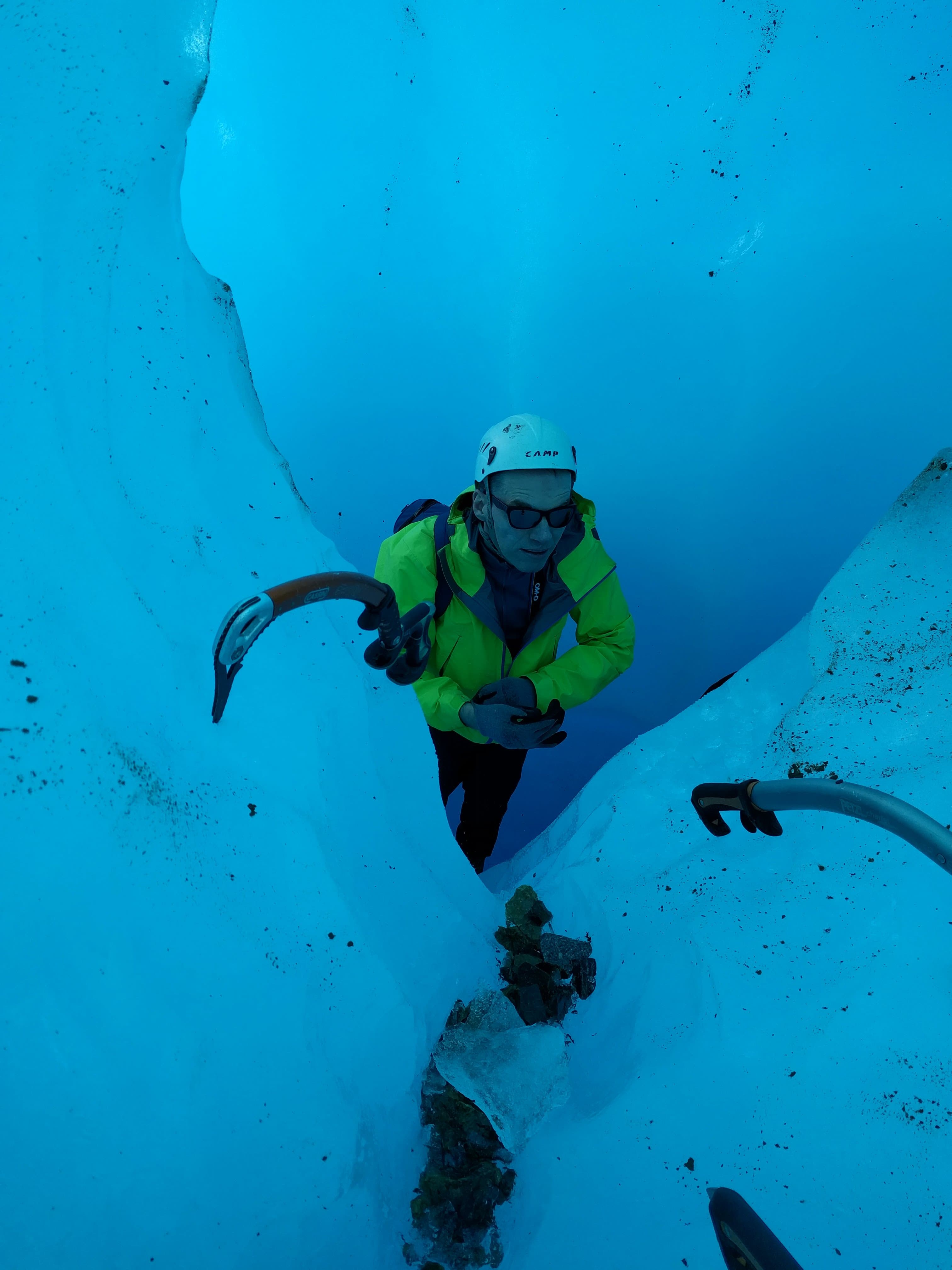 Crampon excursion on and in the glacier Explorades