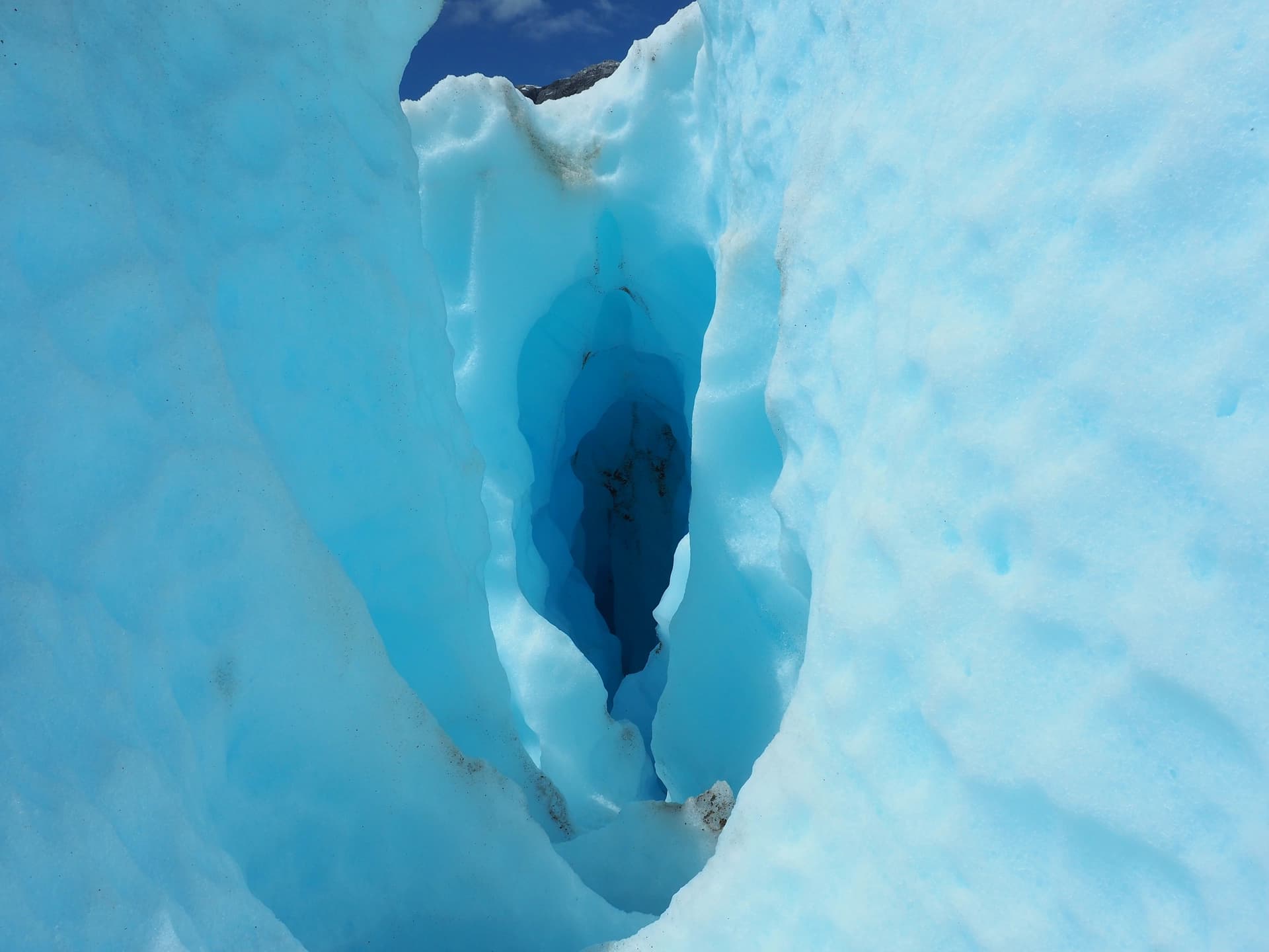 Furrow dug on the Explorades glacier