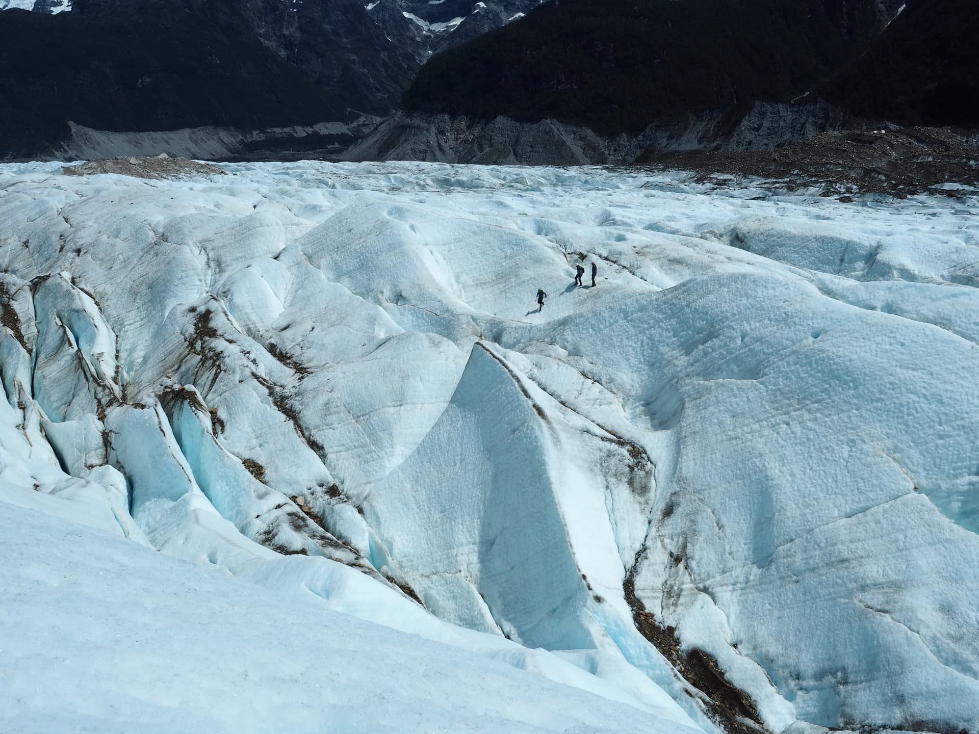 Détail du glacier Explorades avec 3 personnes
