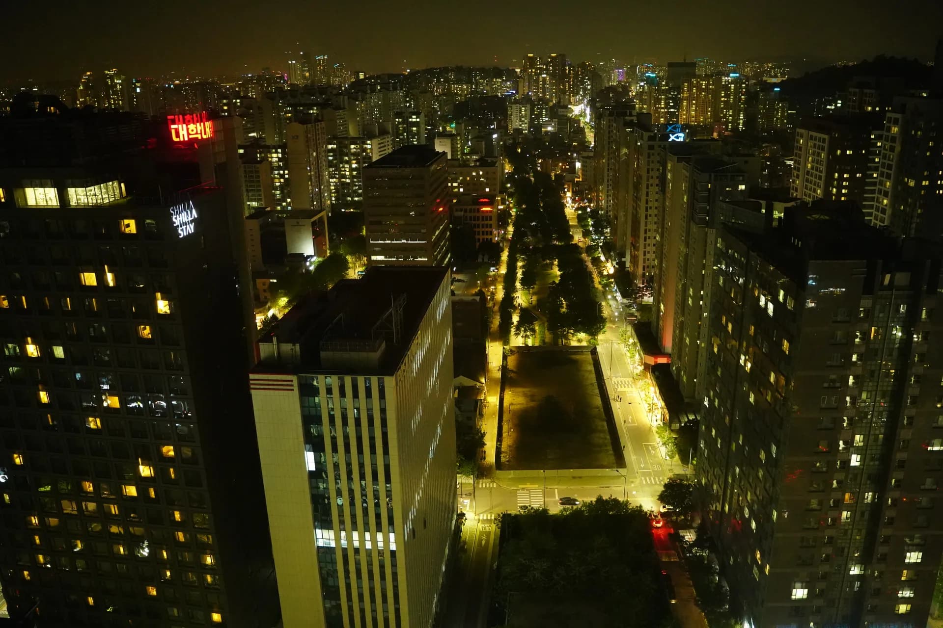 Vue nocturne du centre de Séoul depuis l'hôtel Vert (quartier central de Myeongdong)