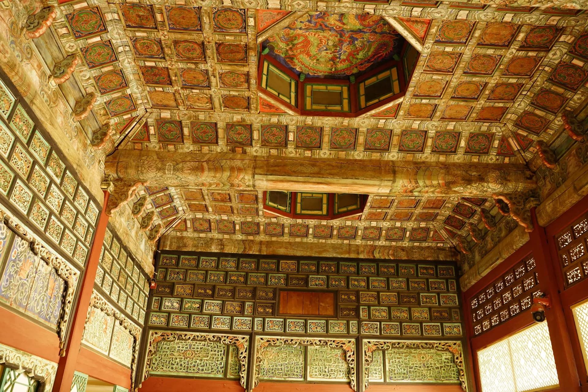 Vue intérieure de la bibliothèque royale Jibokjae (Palais de Gyeongbokgung)