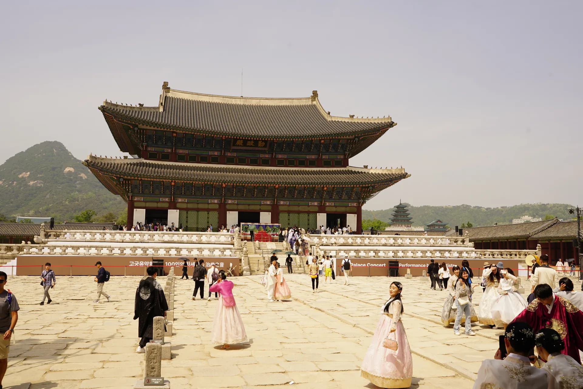 Le palais royal Gyeongbokgung et sa salle d'audience principale (Geunjeongjeon)