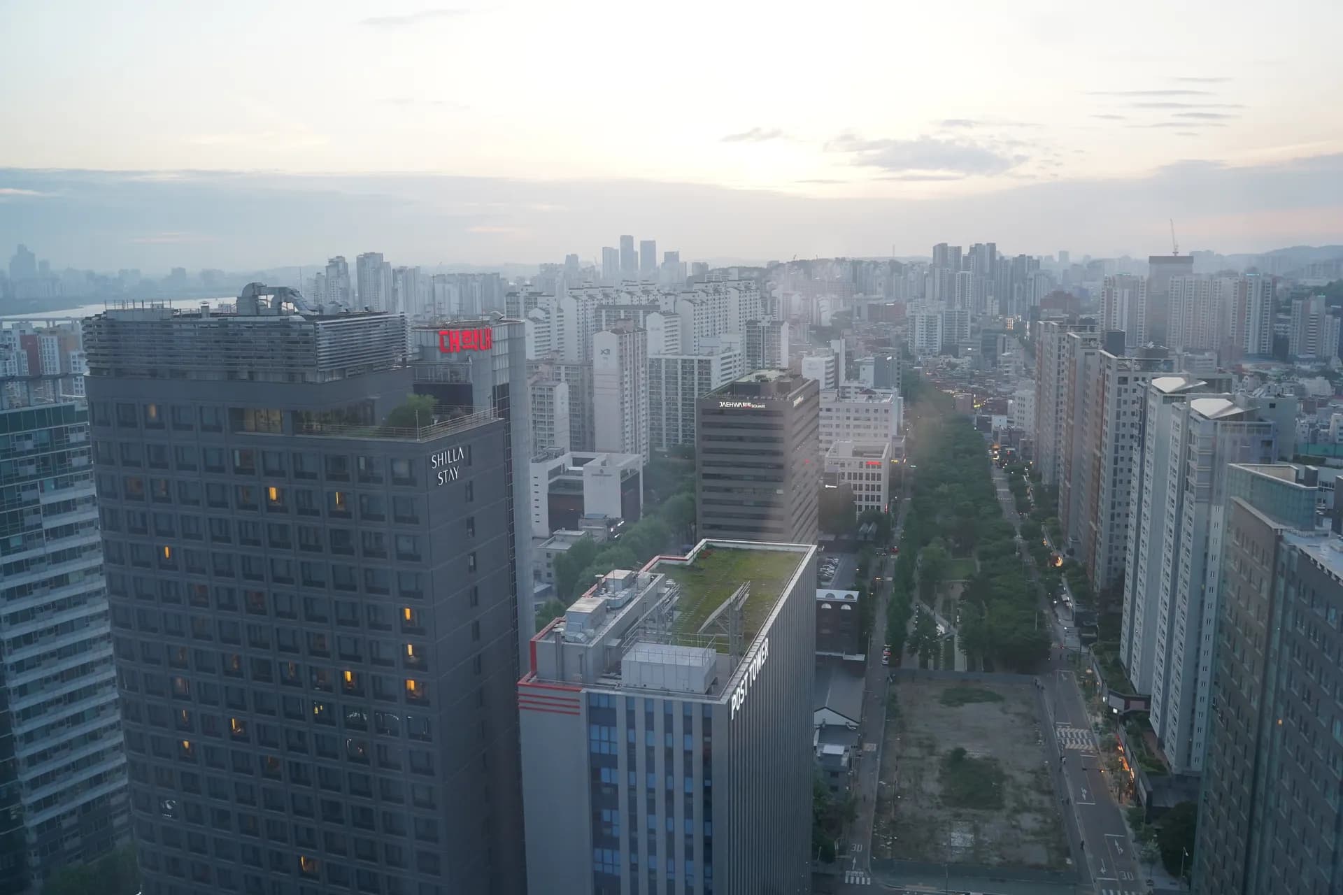 Vue diurne du centre de Séoul depuis l'hôtel Vert (quartier central de Myeongdong)