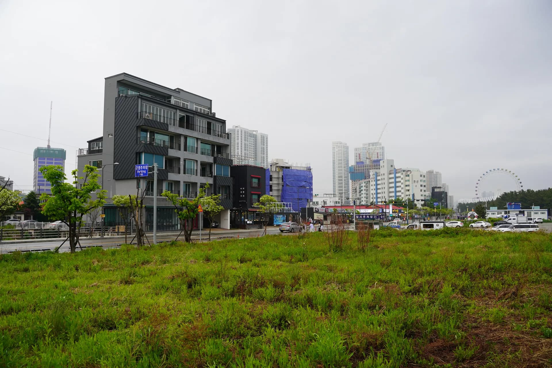 Vue partielle de Sokcho et pas la partie la plus urbaine ! (la plage est à droite)