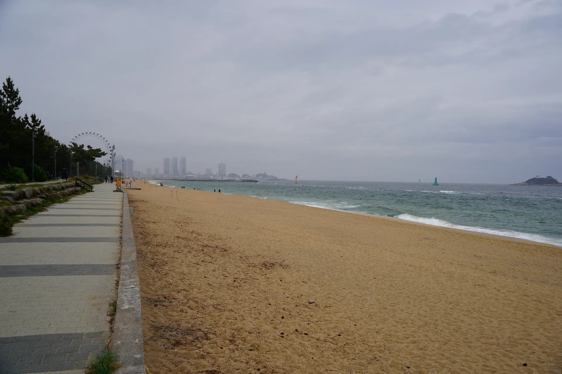 Dimanche fin d'après-midi : vue de la plage et du front de mer au loin