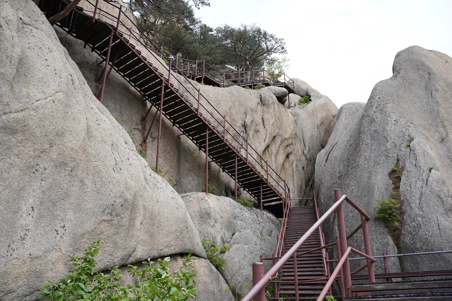 Beaucoup d'escaliers pour gravir les sommets du parc national Seroaksan