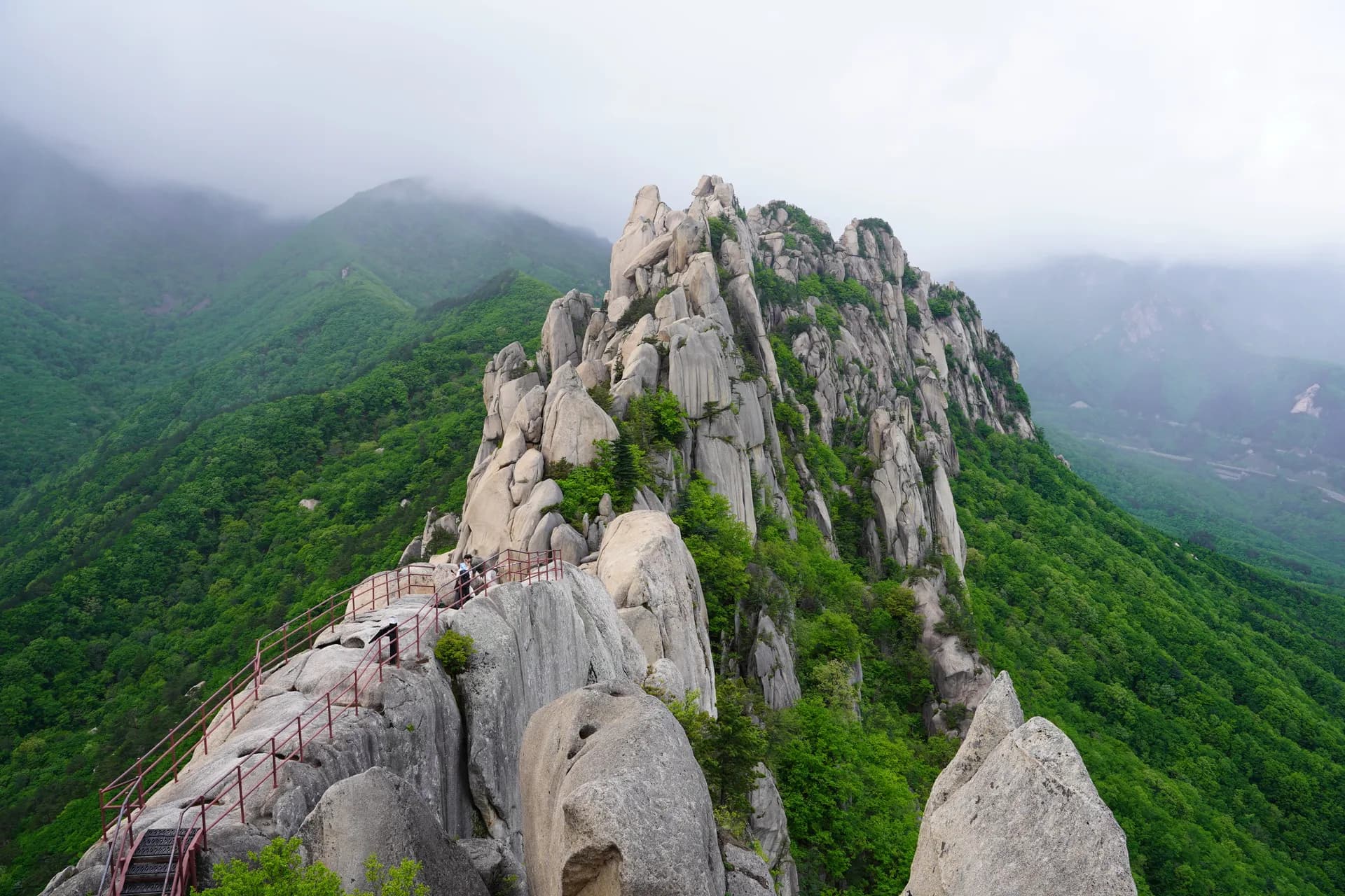 Les pics rocheux d'Ulsan Bawi dans le parc national Seroaksan 