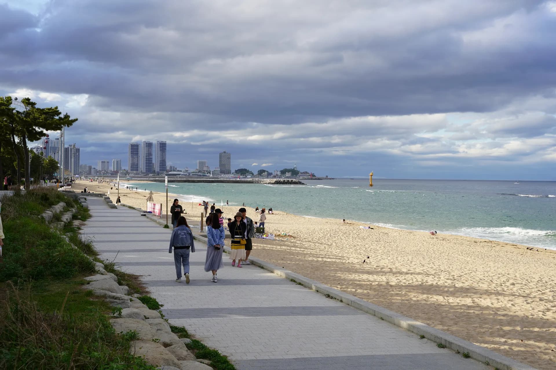 Lundi : vue de la plage et du front de mer au loin avec un peu de soleil