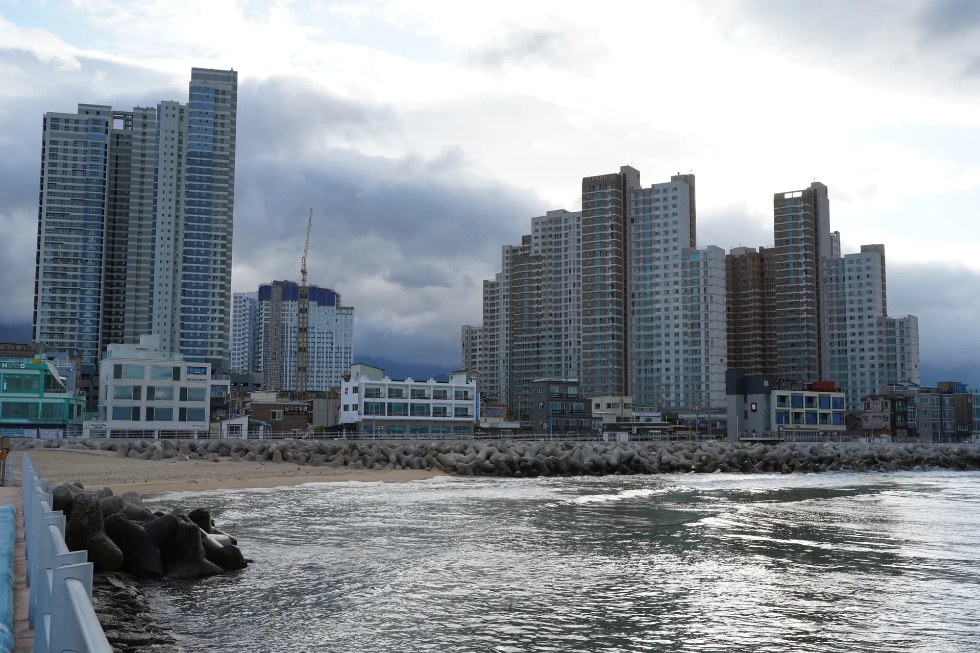 Vue des barres d'immeubles face à la mer