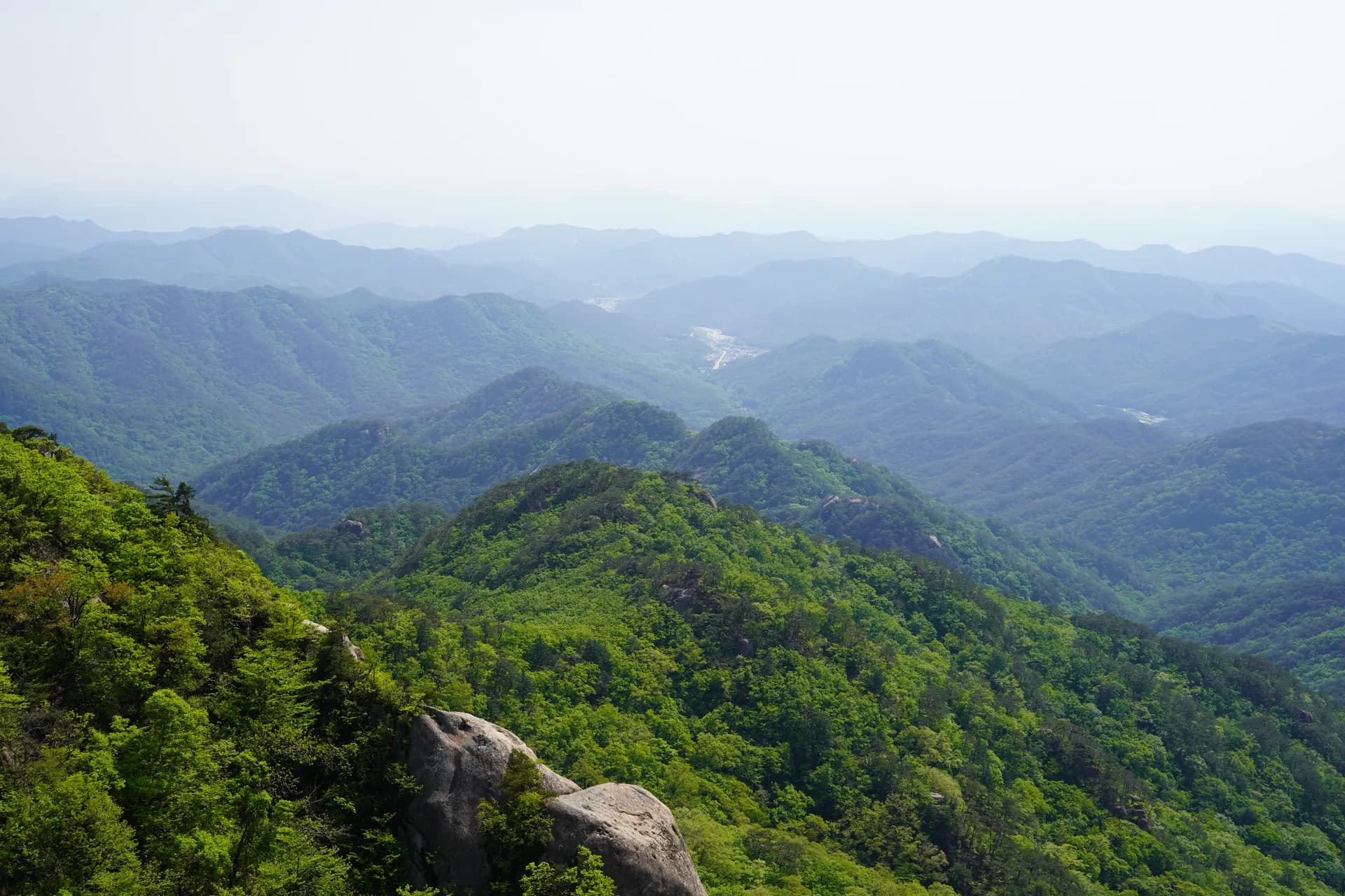 Point de vue depuis le rocher Munjangdae Peak (1052 mètres) 