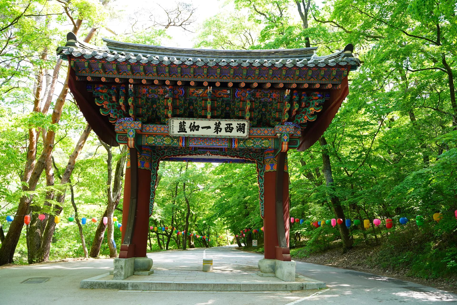 Entrance gate of Beopjusa Temple