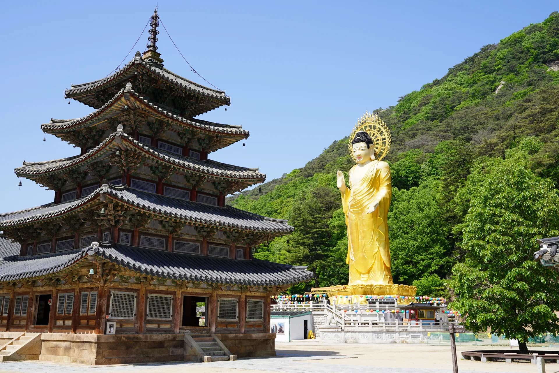 Golden statue in Beopjusa Temple