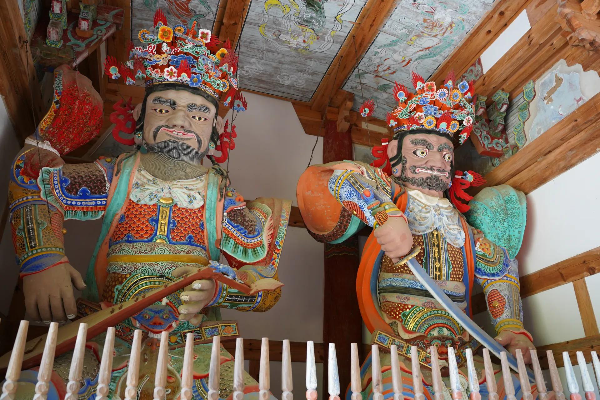 Guardians of the entrance to Jikjisa Monastery