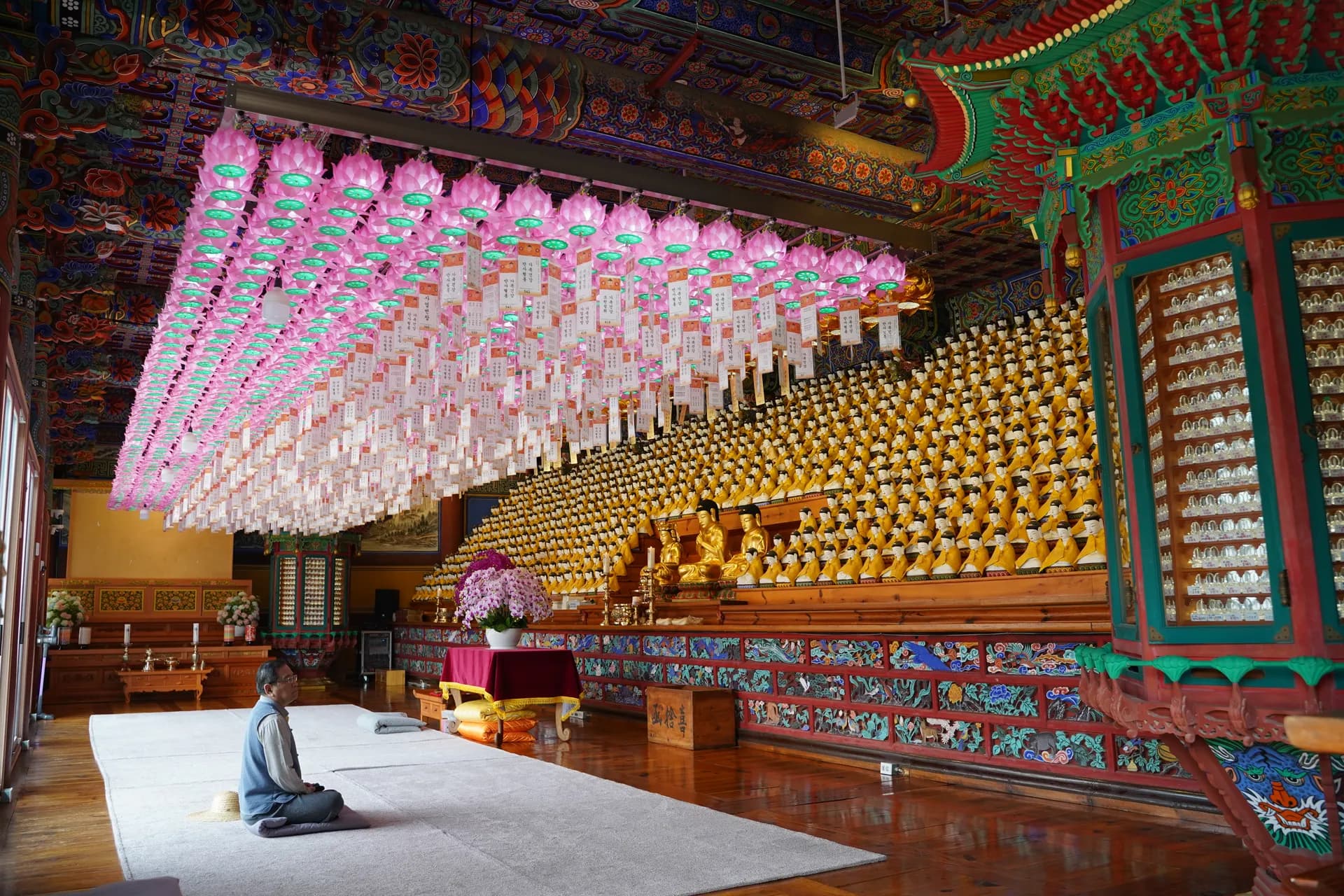 Intérieur de l'un des temples du monastère de Jikjisa