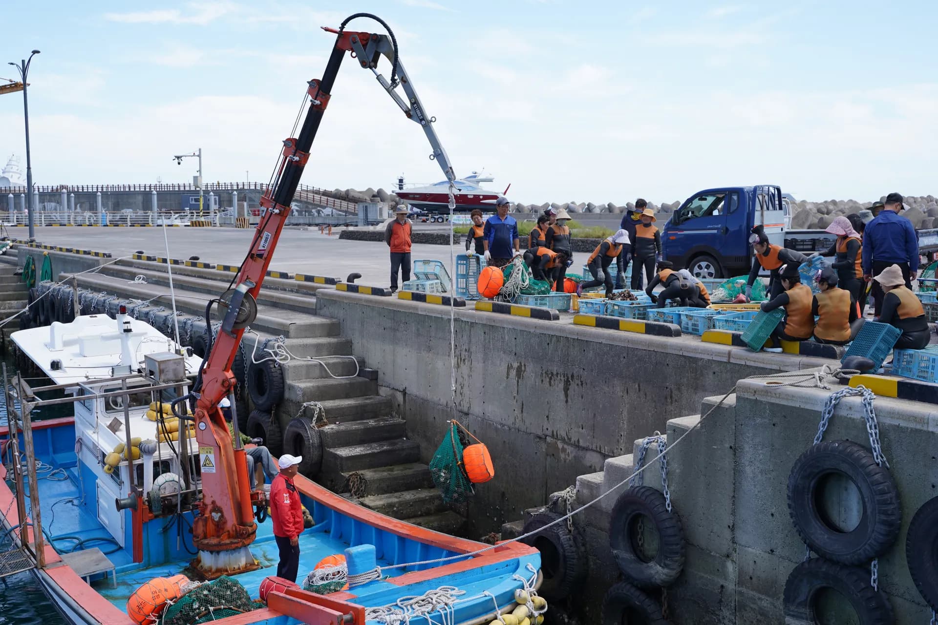 Return to the port of free divers 'Haenyos'. I saw them working in the open sea 500m, with their buoy, from the cliff without any boat nearby