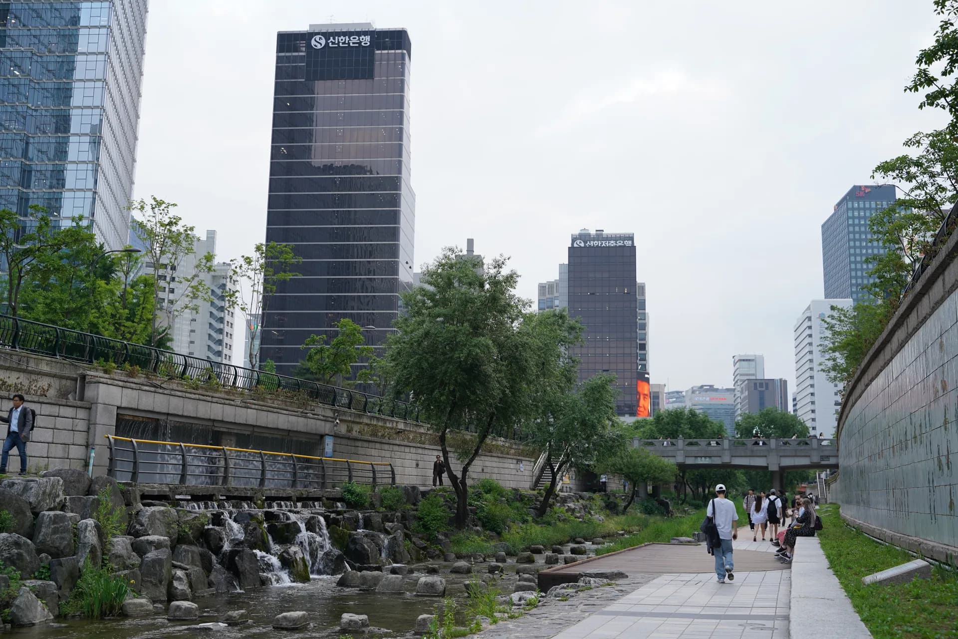 Autre point de vue depuis le ruisseau aménagé de Cheonggyecheon