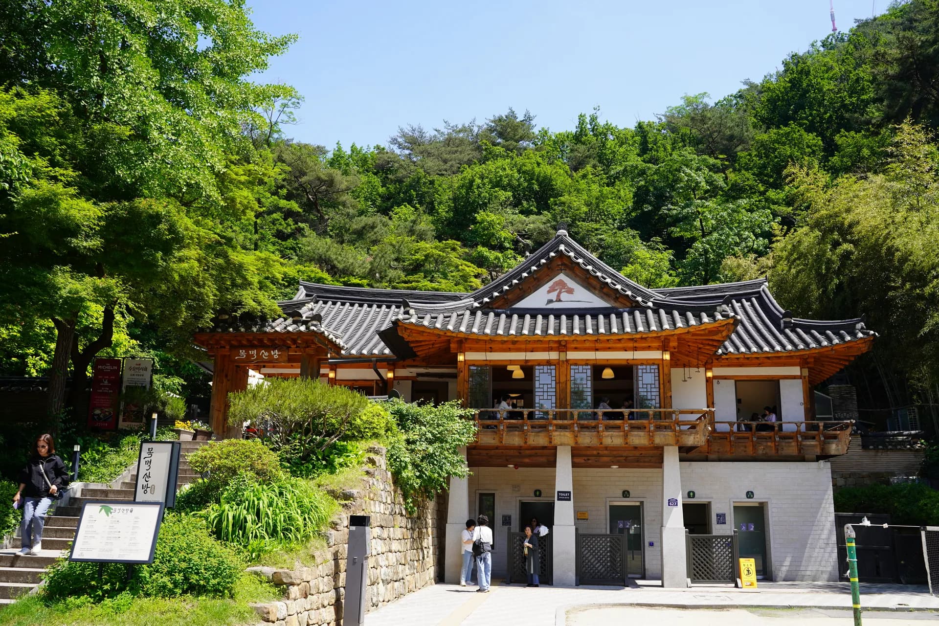 Déjeuner dans un beau restaurant d'architecture coréenne (façon pagode) dans le parc Namsan : 'Korean Beef Tartare Bibimbap' (14000 KRW, table Michelin). Très bon tartare bien relevé