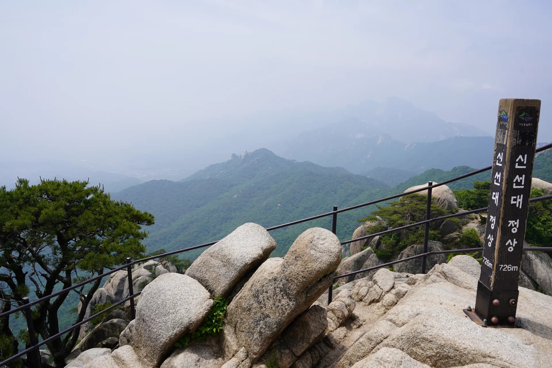 Wednesday, May 22: Hiking in Bukhansan National Park. Start of walk at 9:55 a.m. Beautiful climb of +620m d+ to climb the peak of Jaunbong at 726m (about 2 hours).