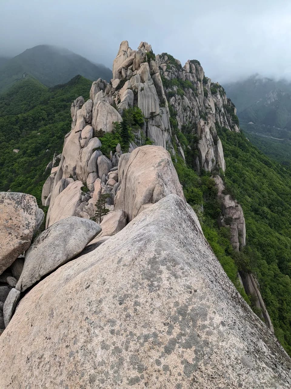 Les fameux pics rocheux d'Ulsan Bawi (parc national Seroaksan)