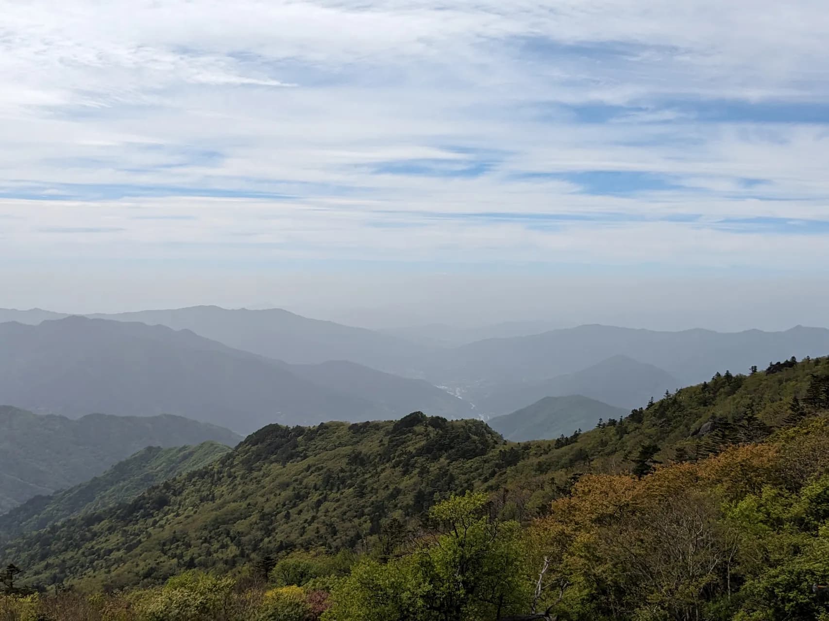 Point de vue depuis le refuge Jangteomok. Chaud et humide en bas 23-24°C mais vent frais en haut au refuge (12000 KRW la nuit, quelques aliments très basiques)