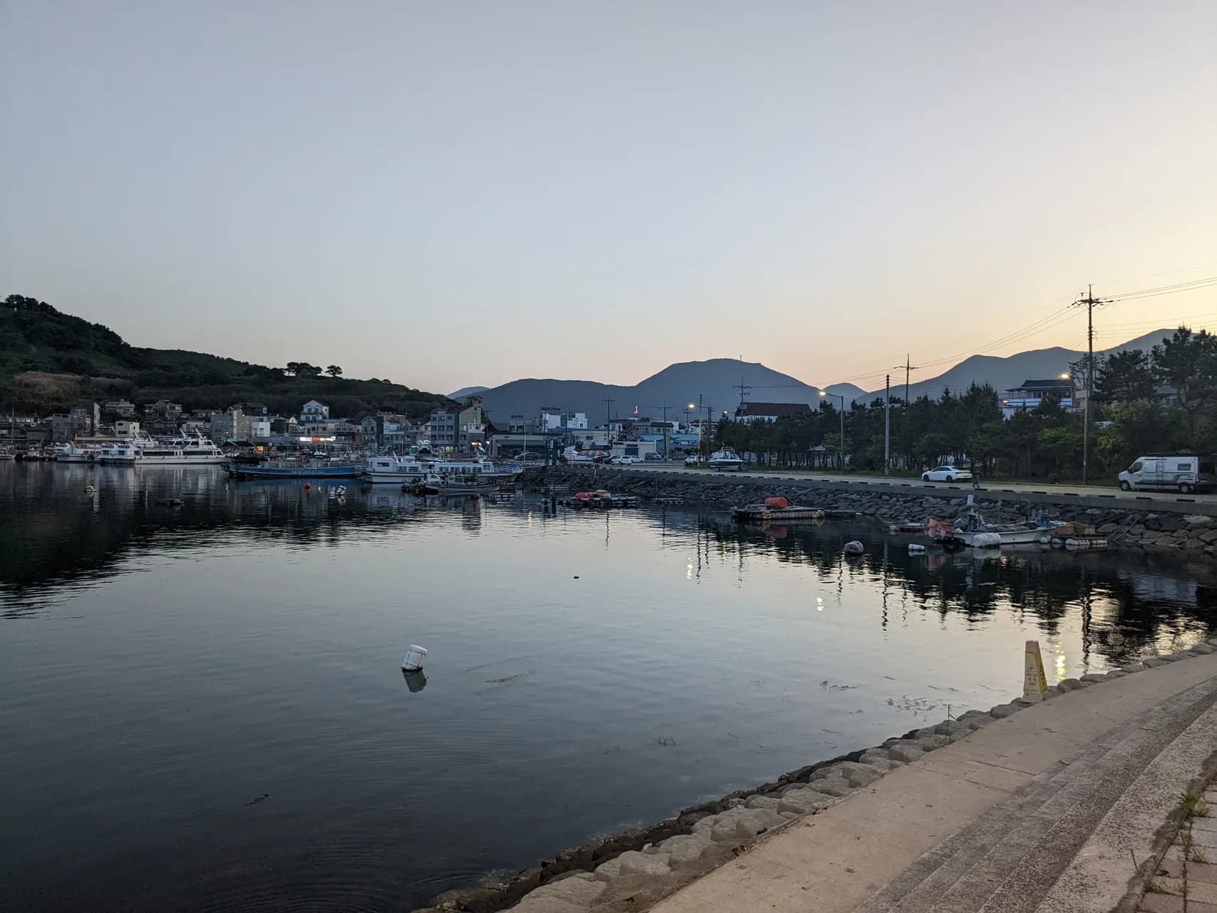 Nuit sur le port de Gujora-ro sur l'île de Geoje