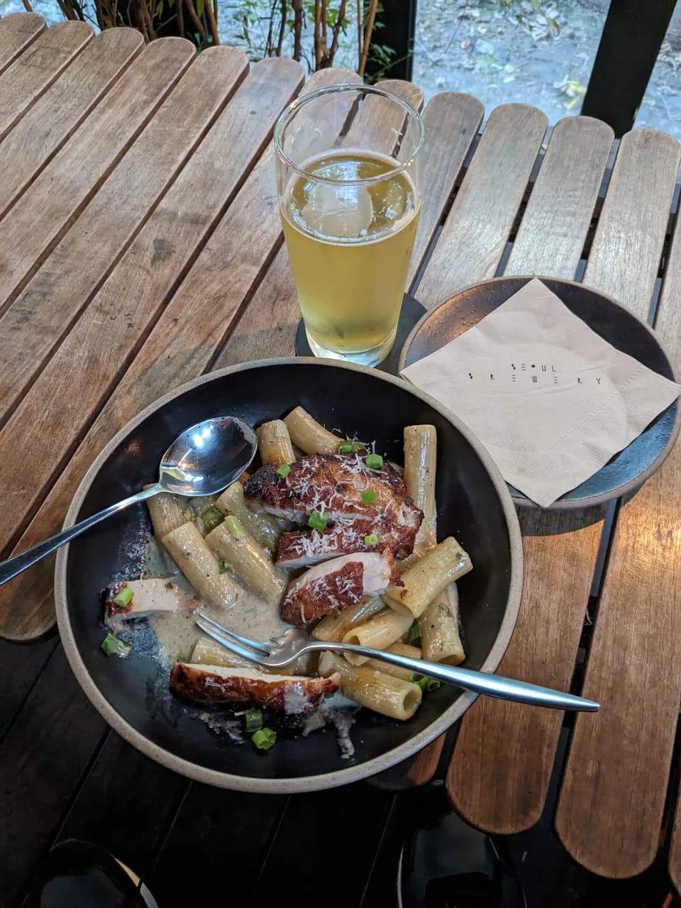 Dîner dans une micro brasserie 'Seoul Brewery' (bière + plat de pâtes et poulet grillé 22500 KRW)