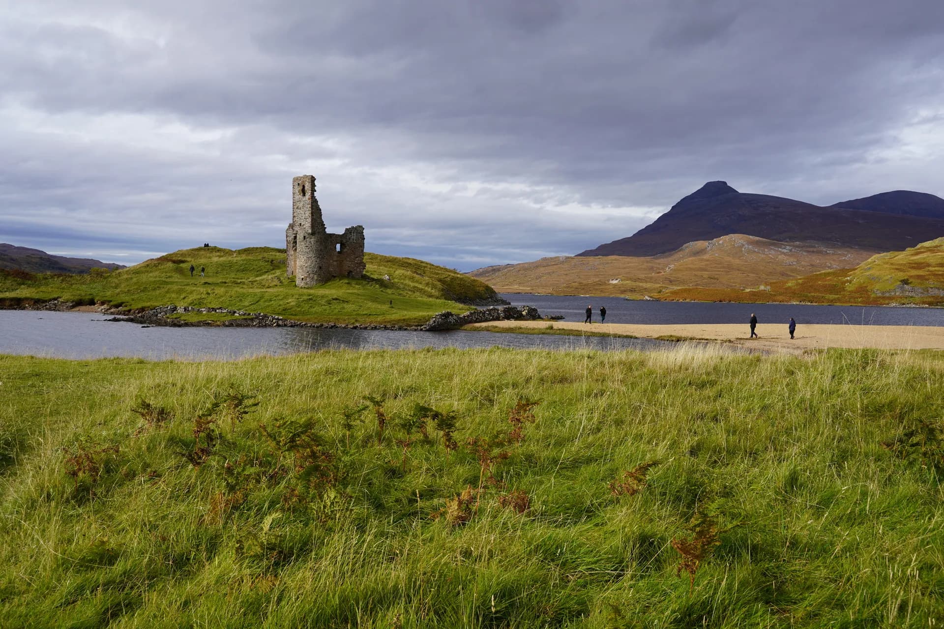 Le château d'Ardvreck en ruine, date du XVIème siècle, se dresse sur un promontoire rocheux avançant dans le Loch Assynt