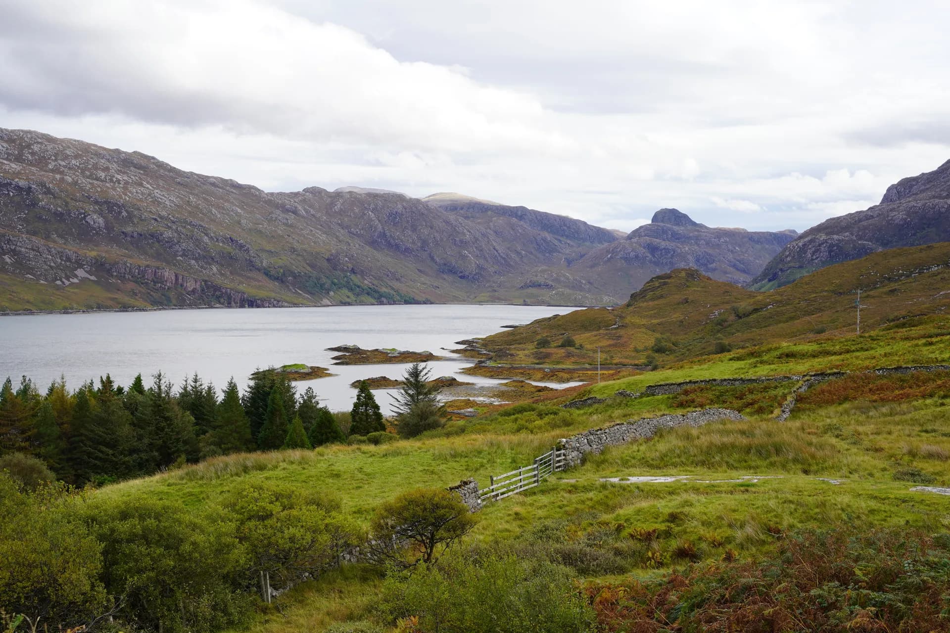 Loch Glencoul près à Kylesku dans la région de Sutherland