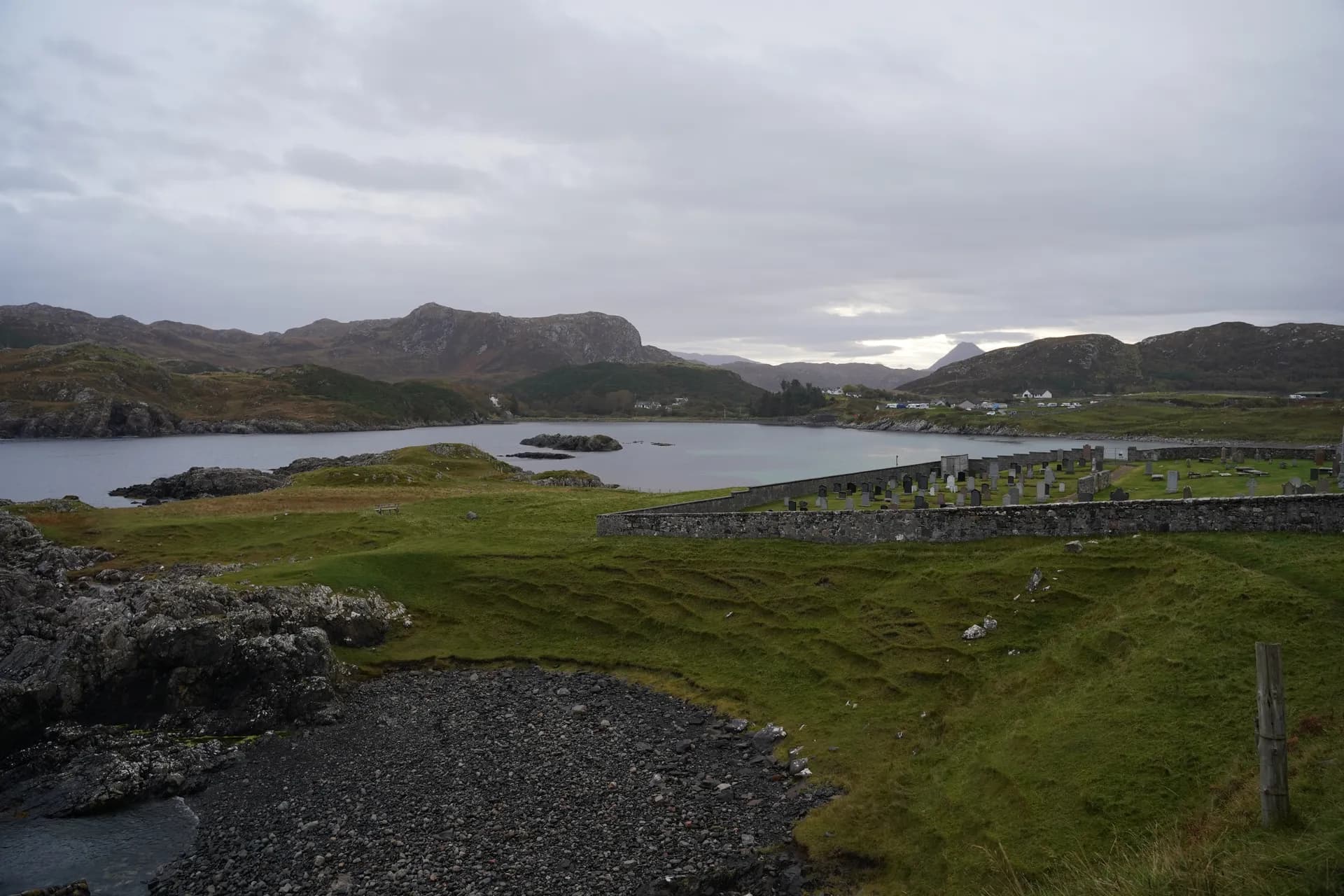 Nuit au camping de Scourie face à la mer sur l'emplacement n°1, pour une douche chaude et les services du van  (13 GBP). Le camping est au fond de la baie à droite de la photo. Randonnée de 2h le matin en longeant la côte.