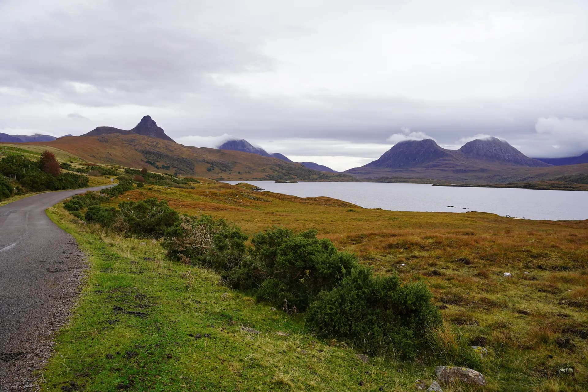 North Coast 500. Vue sur le Loch Bad a' Ghaill en direction de Ben Mor Coigach