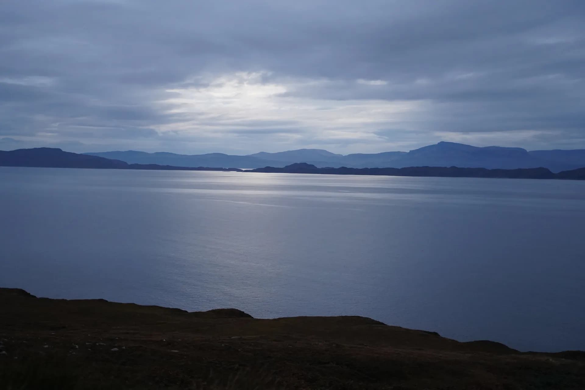 Vue depuis les environs de Cuaig ou je passerai la nuit. Vue sur l'île de Rona et l'île de Skye par derrière