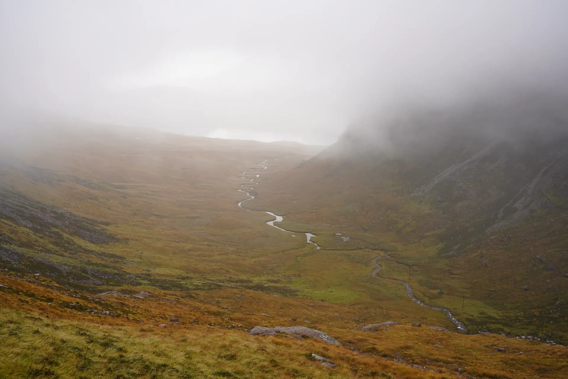 Descente après avoir passé le col d'Applecross dans la brume