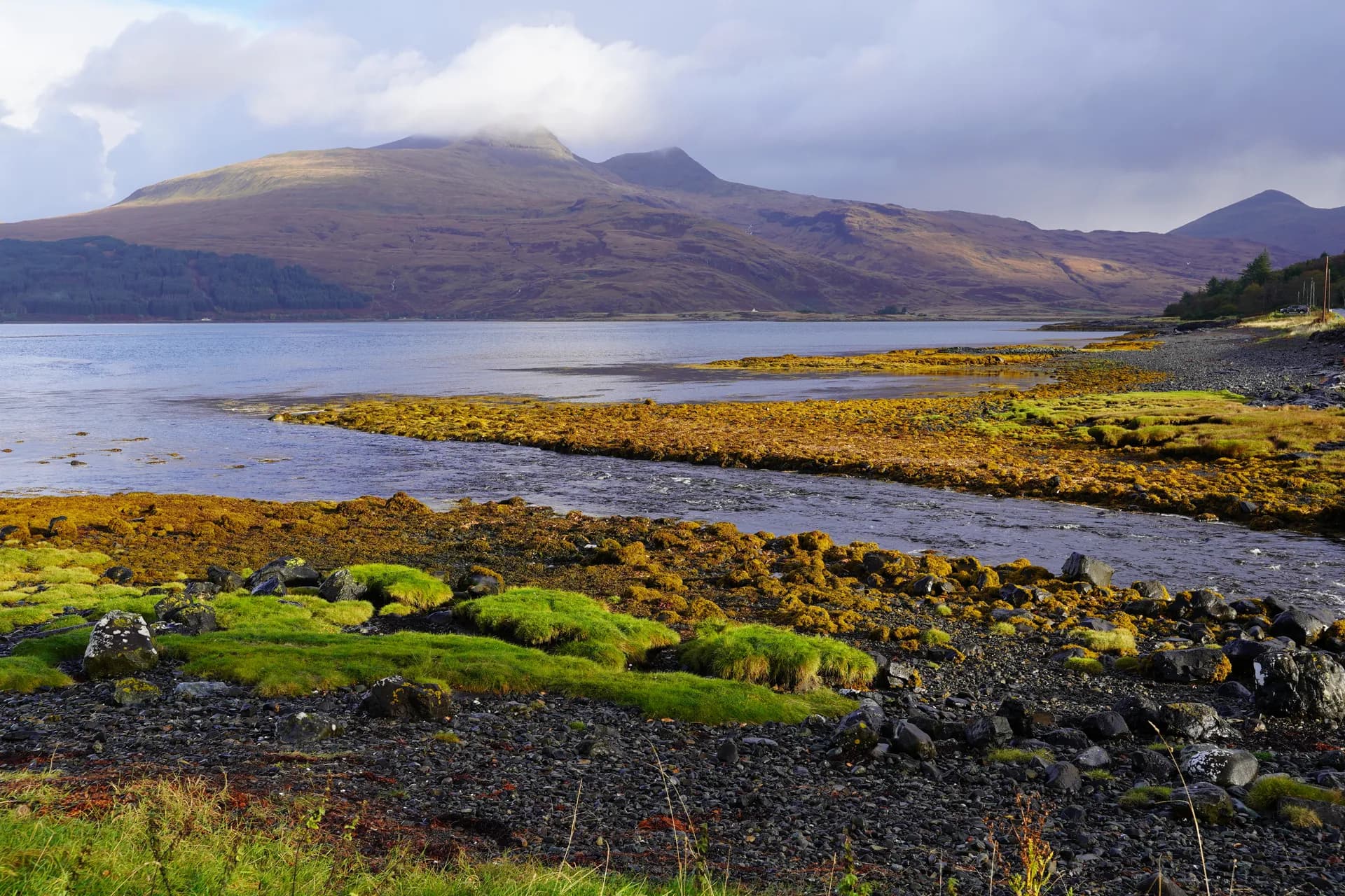 Vue depuis le camping de Port nan Gael au sud-ouest de l'île de Mull, au bord du Loch Scridain. Il y a eu une épreuve automobile de nuit entre 22h et 3h30 du matin sur la route longeant le camping : impossible de dormir avec le bruit !