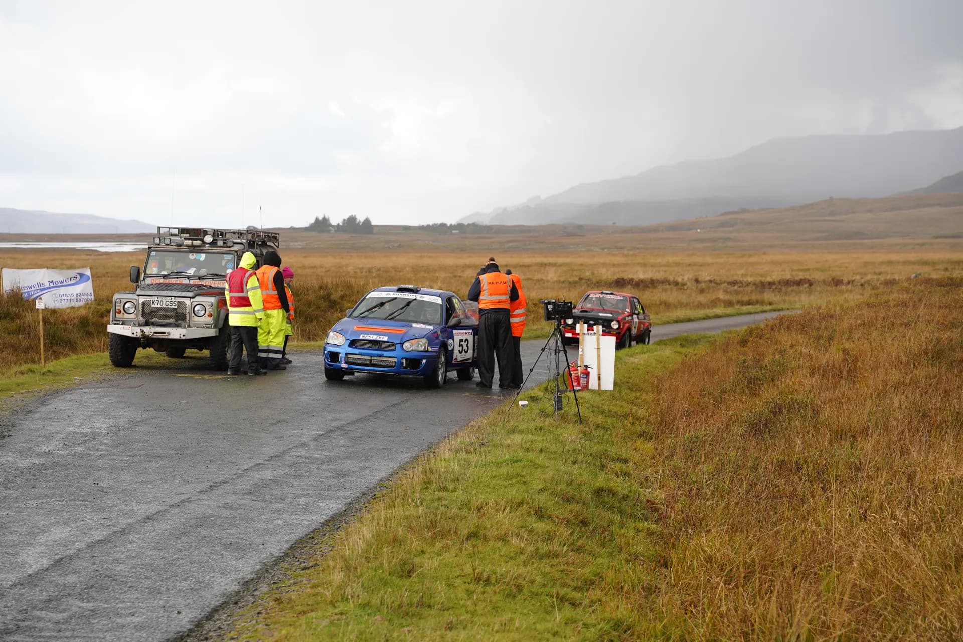 L'arrivée de l'une des épreuves de la Mull Racing avec des véhicules anciens de course (dépourvus de silencieux !)