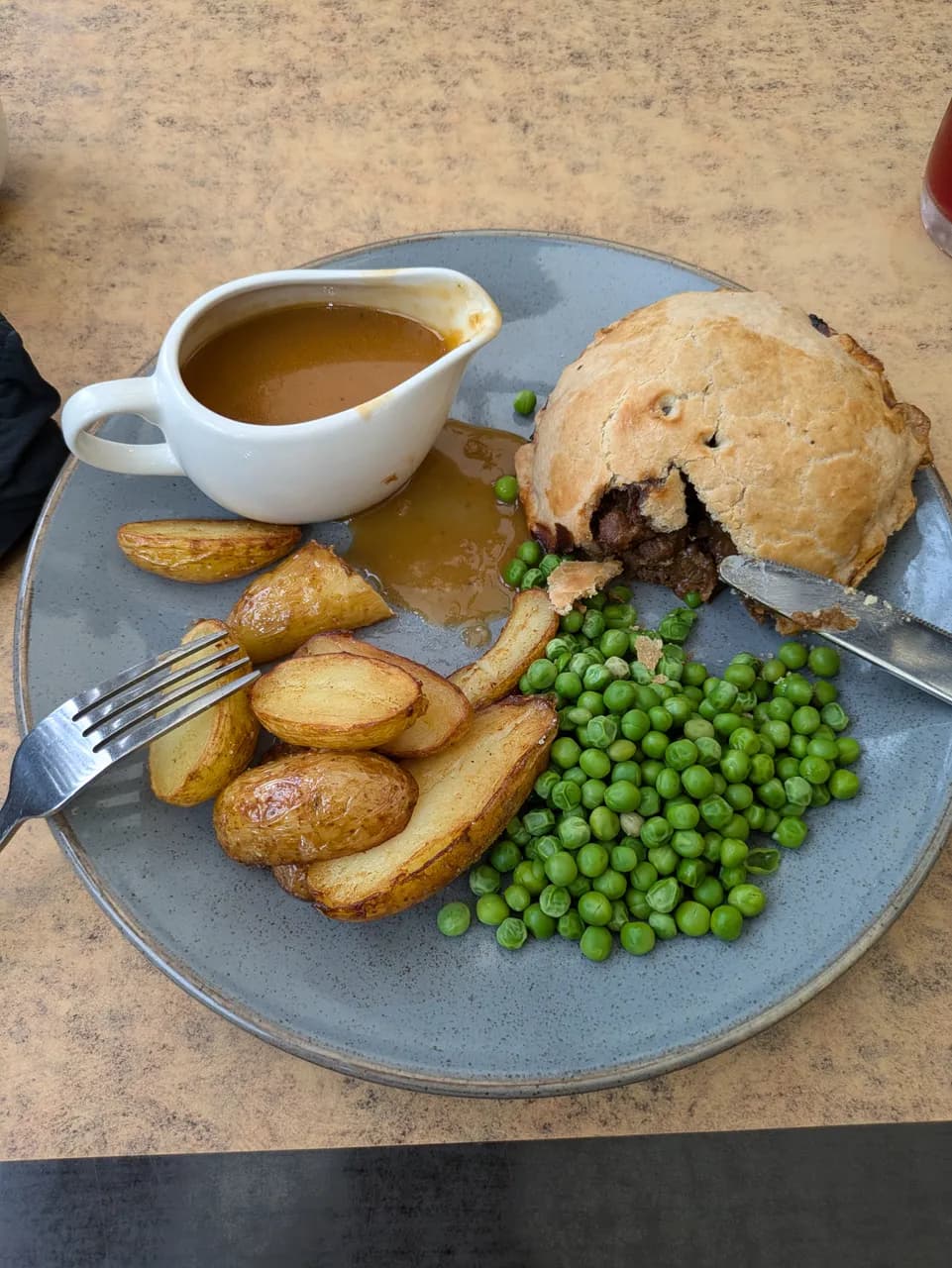 Arrivée à Lochinver et à son restaurant renommé 'Lochinver Larder' de spécialités de tourtes (19,20 GBP). Une tourte de venaison cerf et myrtilles pour ma part. Après le repas, 45 min de marche dans la réserve de Knockan Crag.