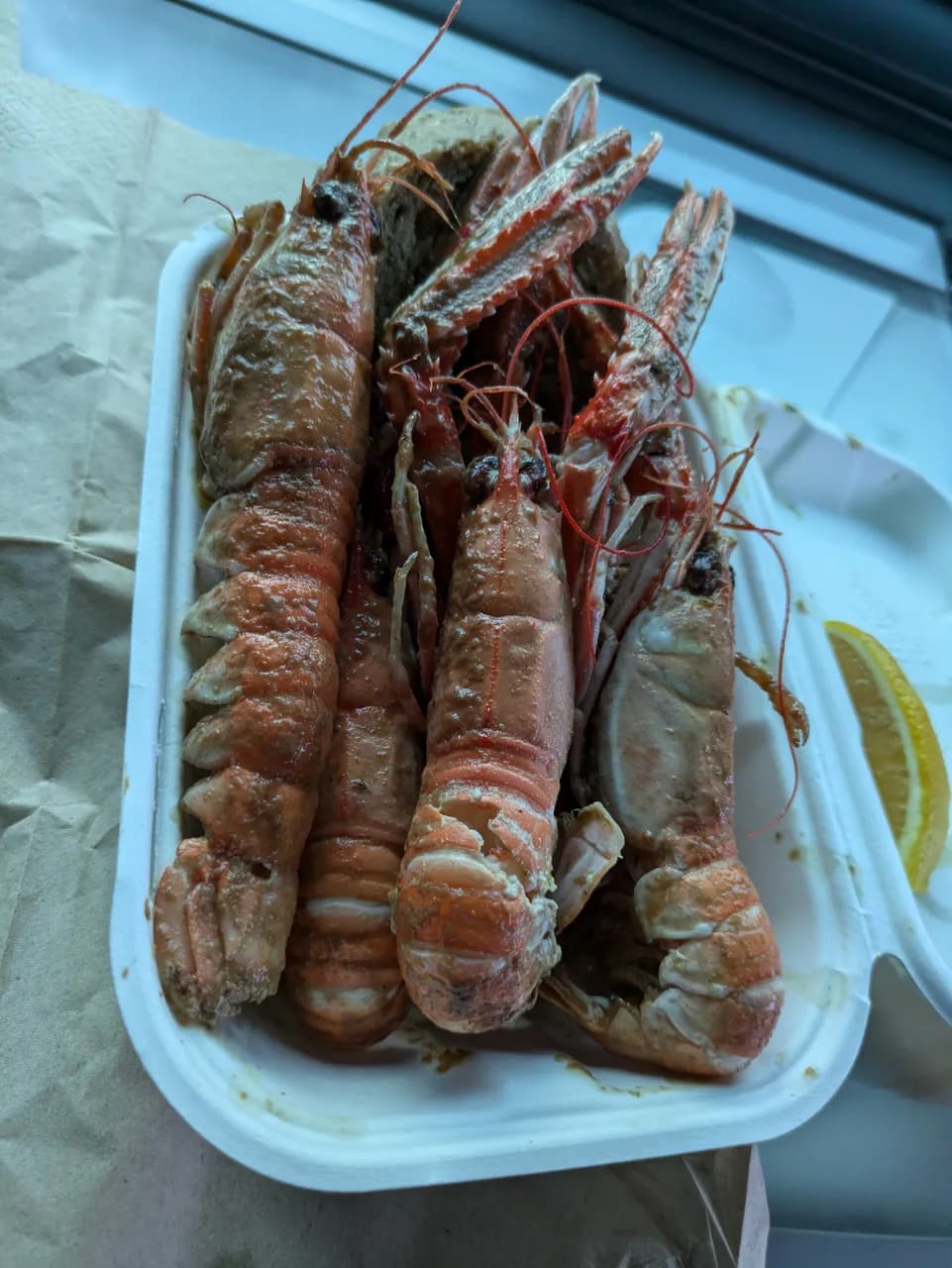 Plat à emporter de 6 grosses langoustines avec une sauce au beurre à l'ail au Seafood Shack à Ullapool