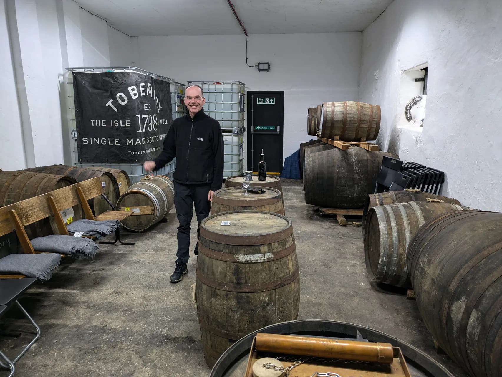Expérience de dégustation dans la cave historique de Tobermory dont un whisky de 1998. Le sourire est avant le début de la dégustation !