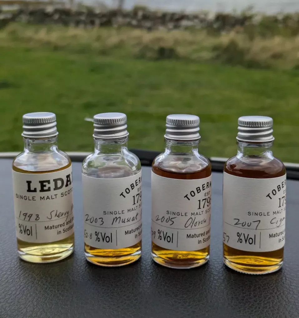 Les 4 whisky dégustés et les fioles emportées de Tobermory : 1998 (26 ans), 2003 (21 ans), 2005 (19 ans) et 2007 (17 ans)