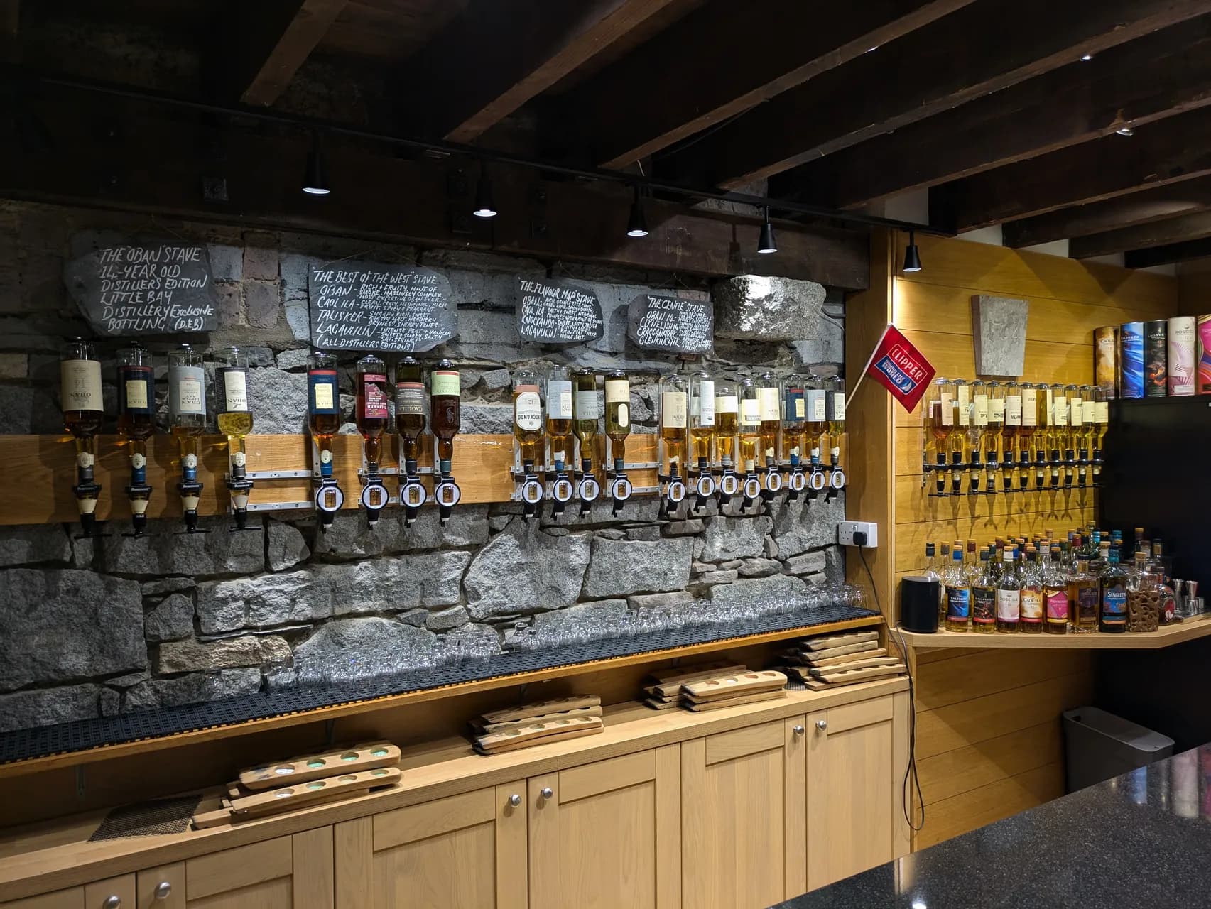 Bar d'accueil du public à la distillerie d'Oban et ses multiples flacons