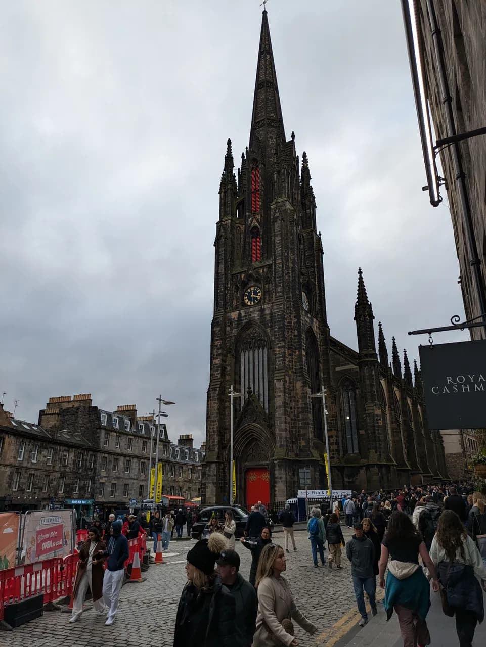 La Tolbooth Kirk au 537 Royal Mile à Édimbourg. Cette ancienne église renommée 'The Hub' possède une flèche de 75 m de haut, la plus haute de la ville