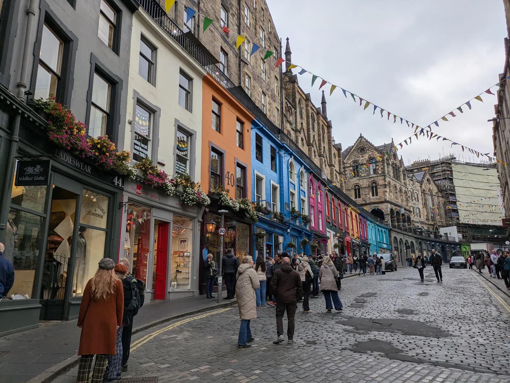 Victoria Street avec ses magasins aux couleurs vives, populaire auprès des visiteurs, dans les vieux quartiers d'Edimbourg. Et fin du voyage !