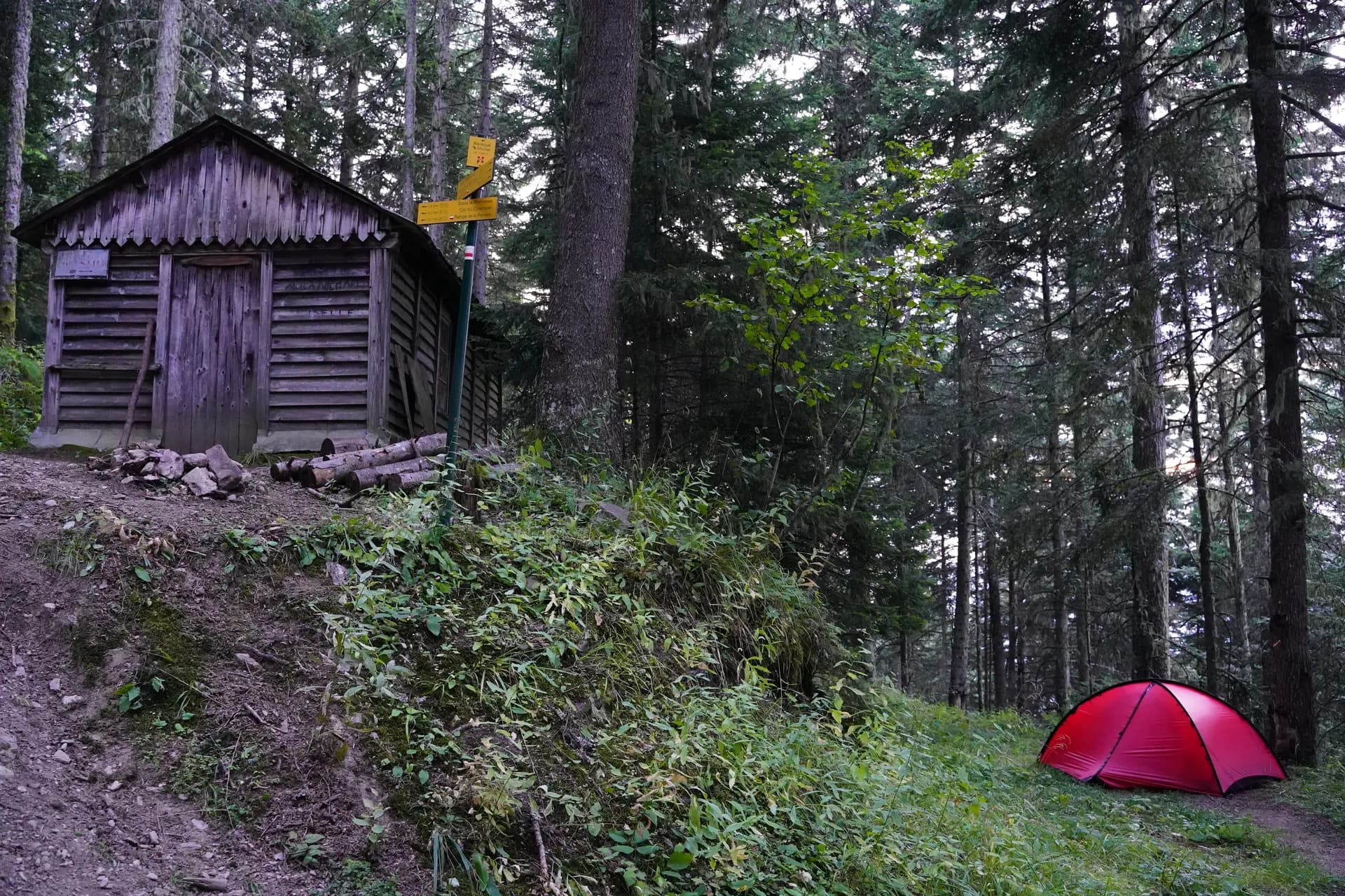 Start of the walk with a full supply of water at the fountain in the village of Montgilbert. Crossing the hamlet of Pontet to continue and climb into the forest. Stop at the hut in Michel (1266 m) where I prefer my tent at the very rustic cabin.