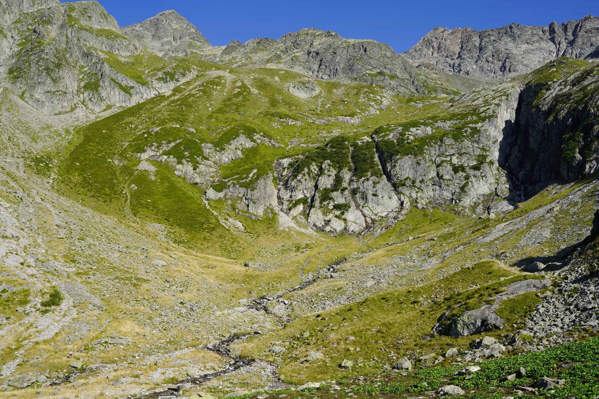 Circus surrounding the L'Oule refuge