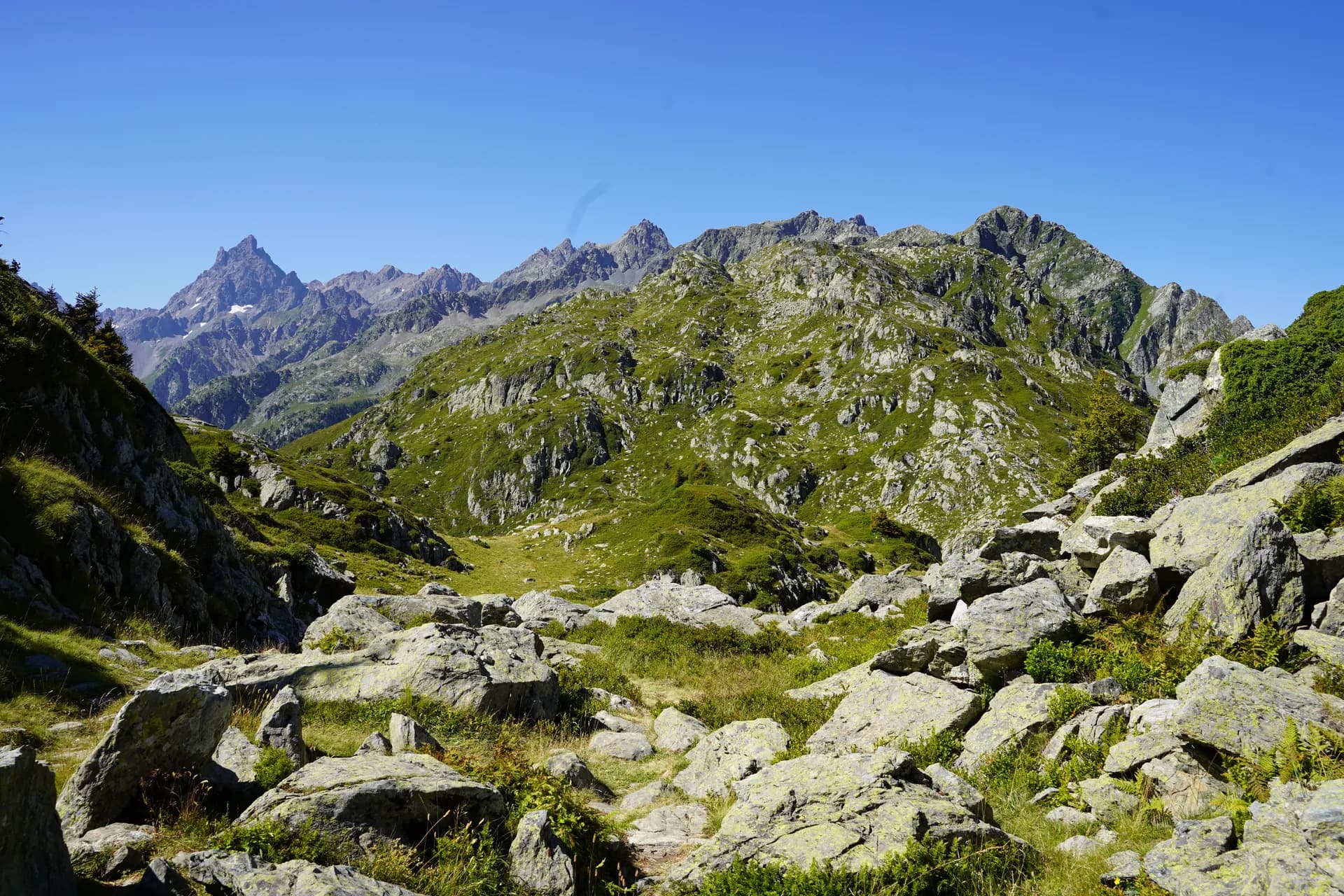 Passage of the path in the middle of rocks