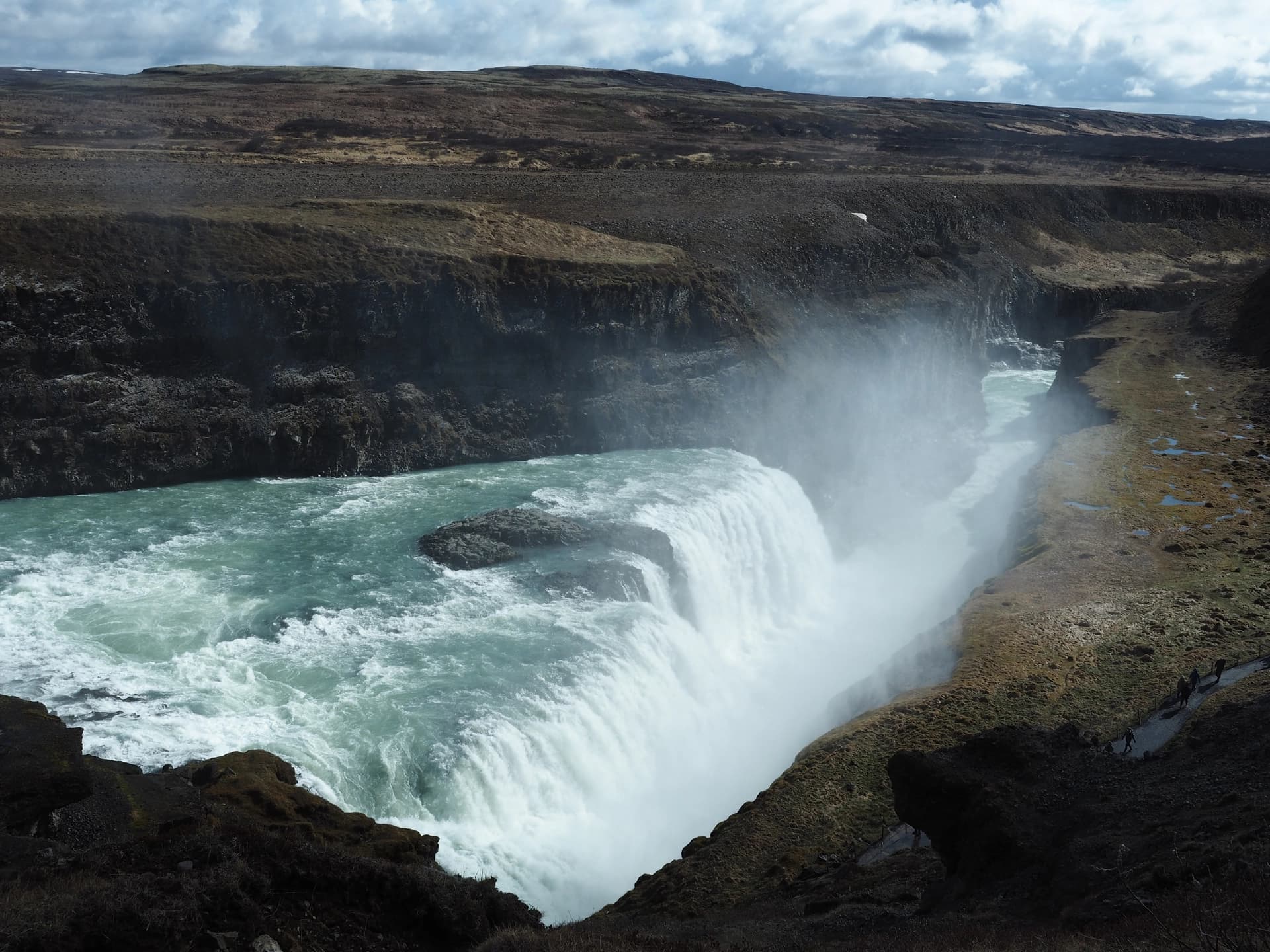 La cascade de Gullfoss (qui se jette dans le canyon de Hvítárgljúfur)